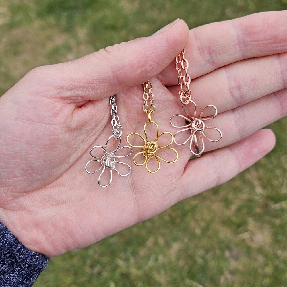 Handmade Daisy Flower Pendant Necklace | Customizable Materials