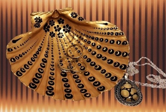 Hand painted art deco black and gold dot art seashell scallop jewellery trinket dish. Black dot flowers gold centre.