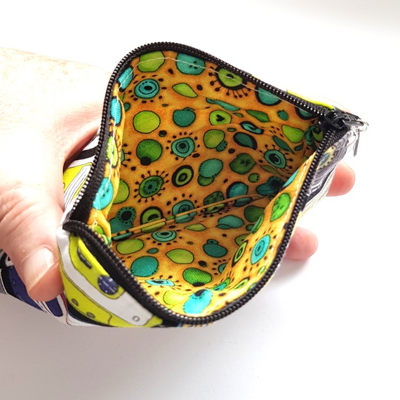 Funky Cassette Tape Zipper Pouch – Retro Music Coin Purse & Essentials Case