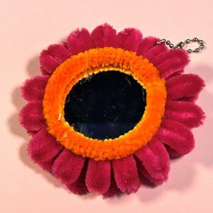 Daisy Mirror Keychain – Compact Mirror for Bags or Keys