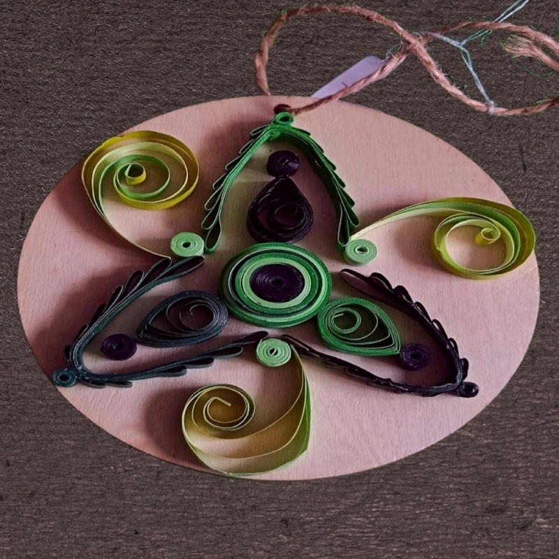 Quilled Celtic triquetra knot - round hanging decoration