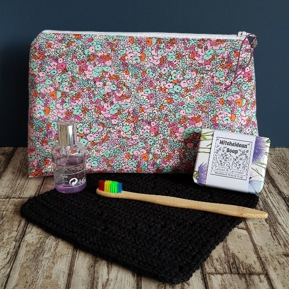 Small Flower Print Zipper Bag - Cute Floral Pouch for Makeup Toiletries Art And Craft Supplies