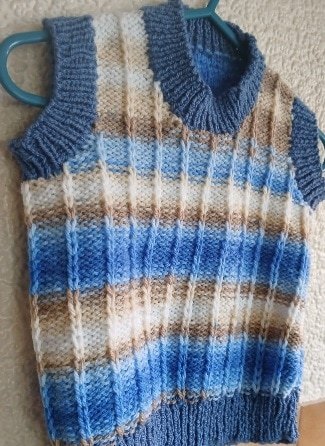 Hand knitted baby pullover. Approx 3 to 9 mths. Proceeds to The Stroke Association - Image 4