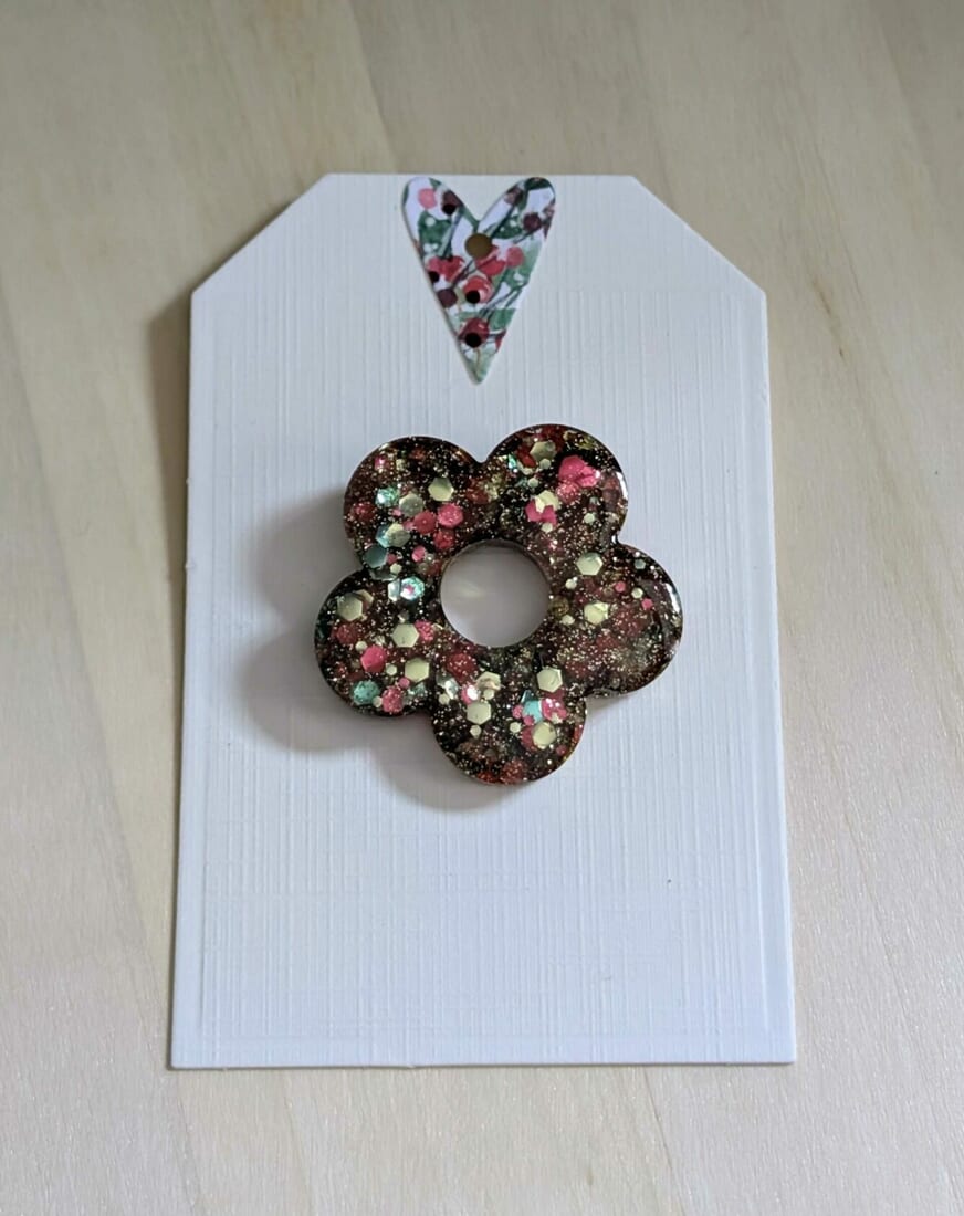 Versatile Resin Brooch: Stylish Accessory & Glasses Holder